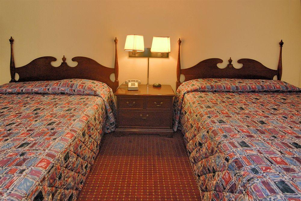 Rodeway Inn Сидар-Сити Экстерьер фото