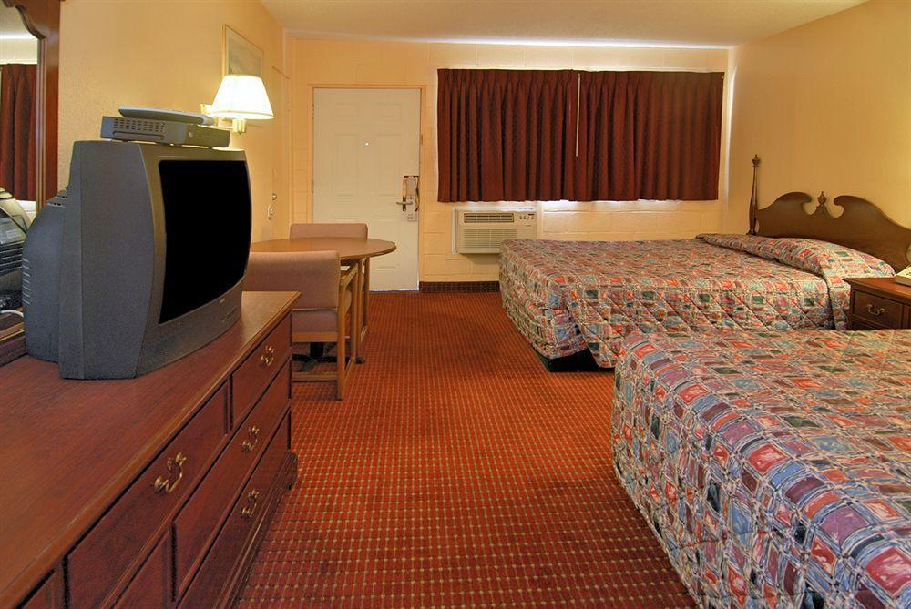 Rodeway Inn Сидар-Сити Экстерьер фото