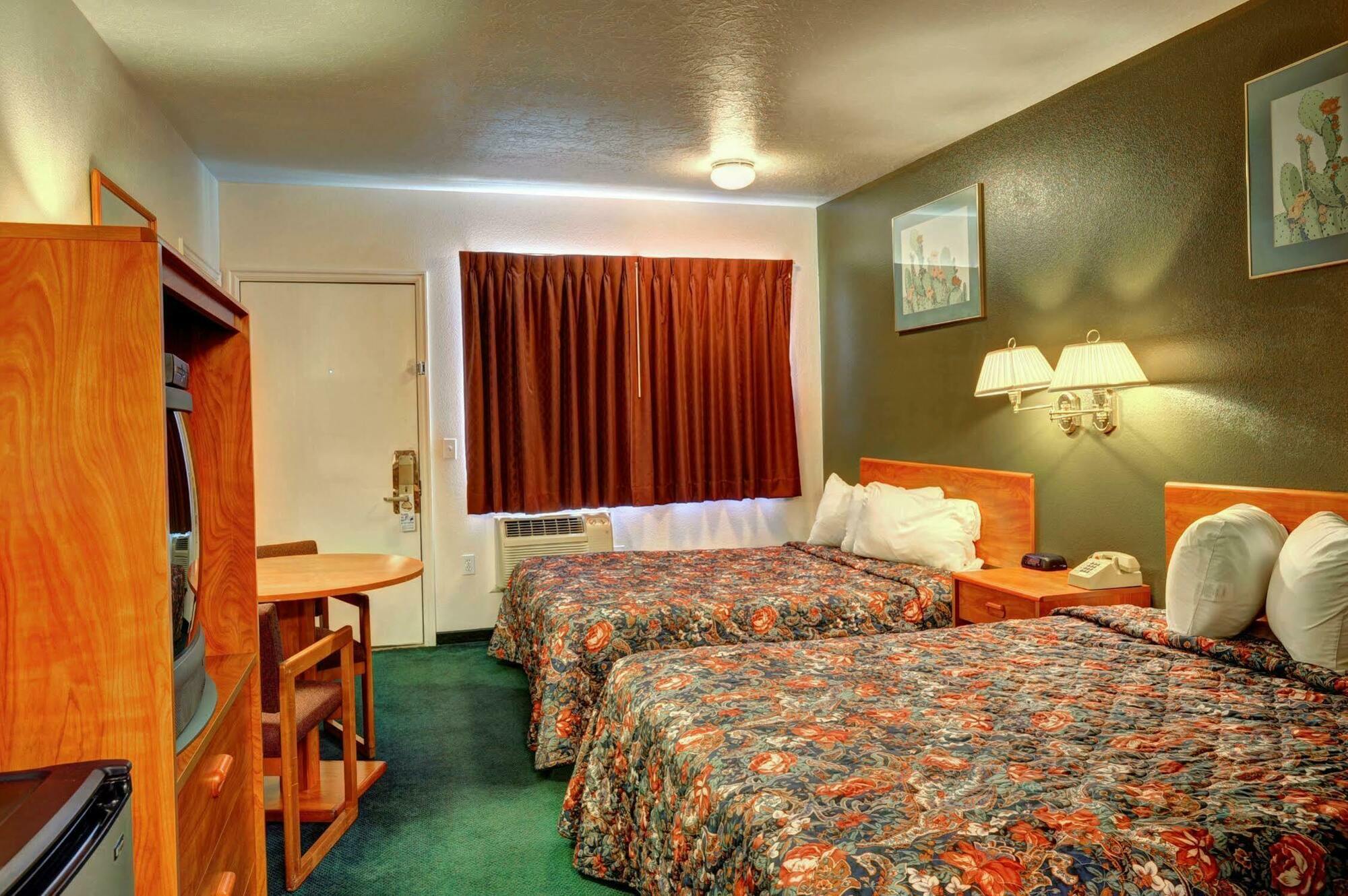 Rodeway Inn Сидар-Сити Экстерьер фото