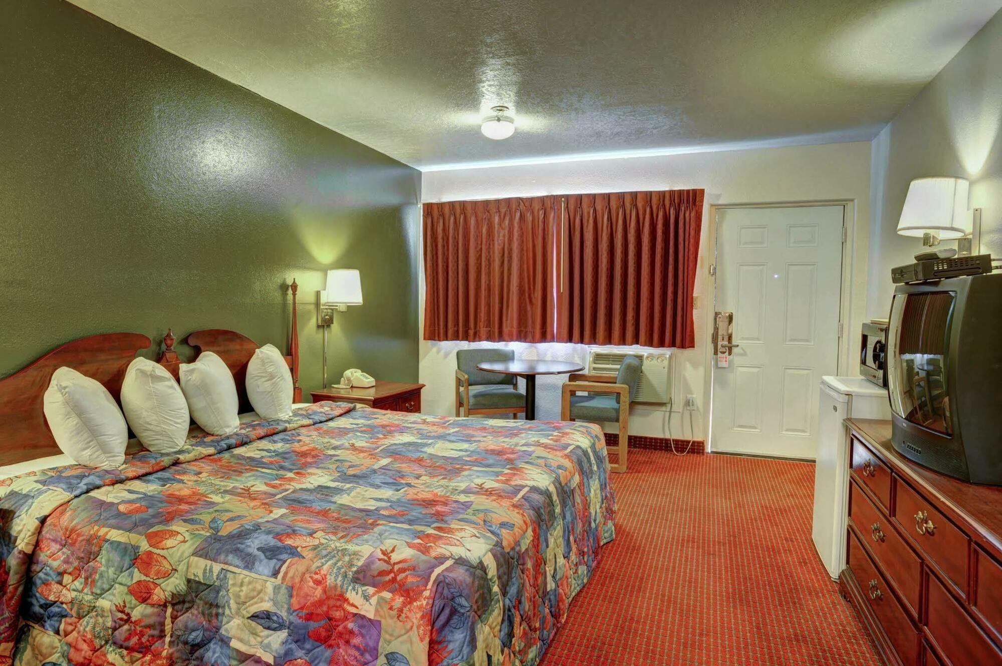 Rodeway Inn Сидар-Сити Экстерьер фото